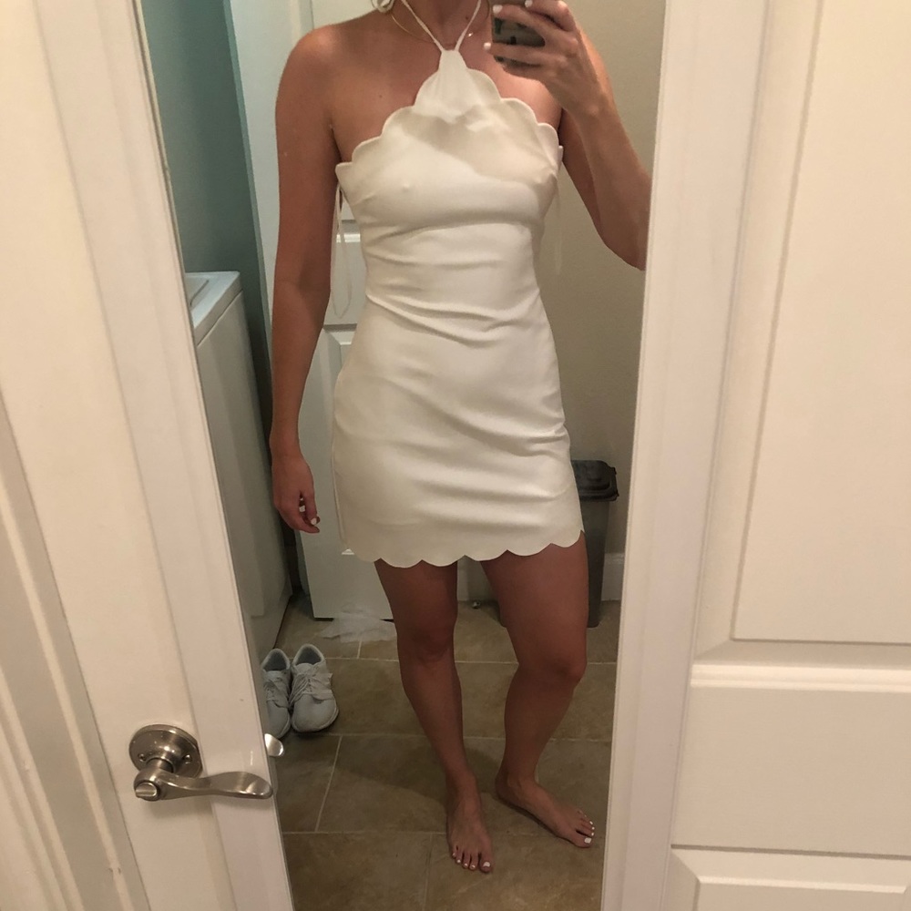 👑👑White scalloped halter dress by Kimchi Blue